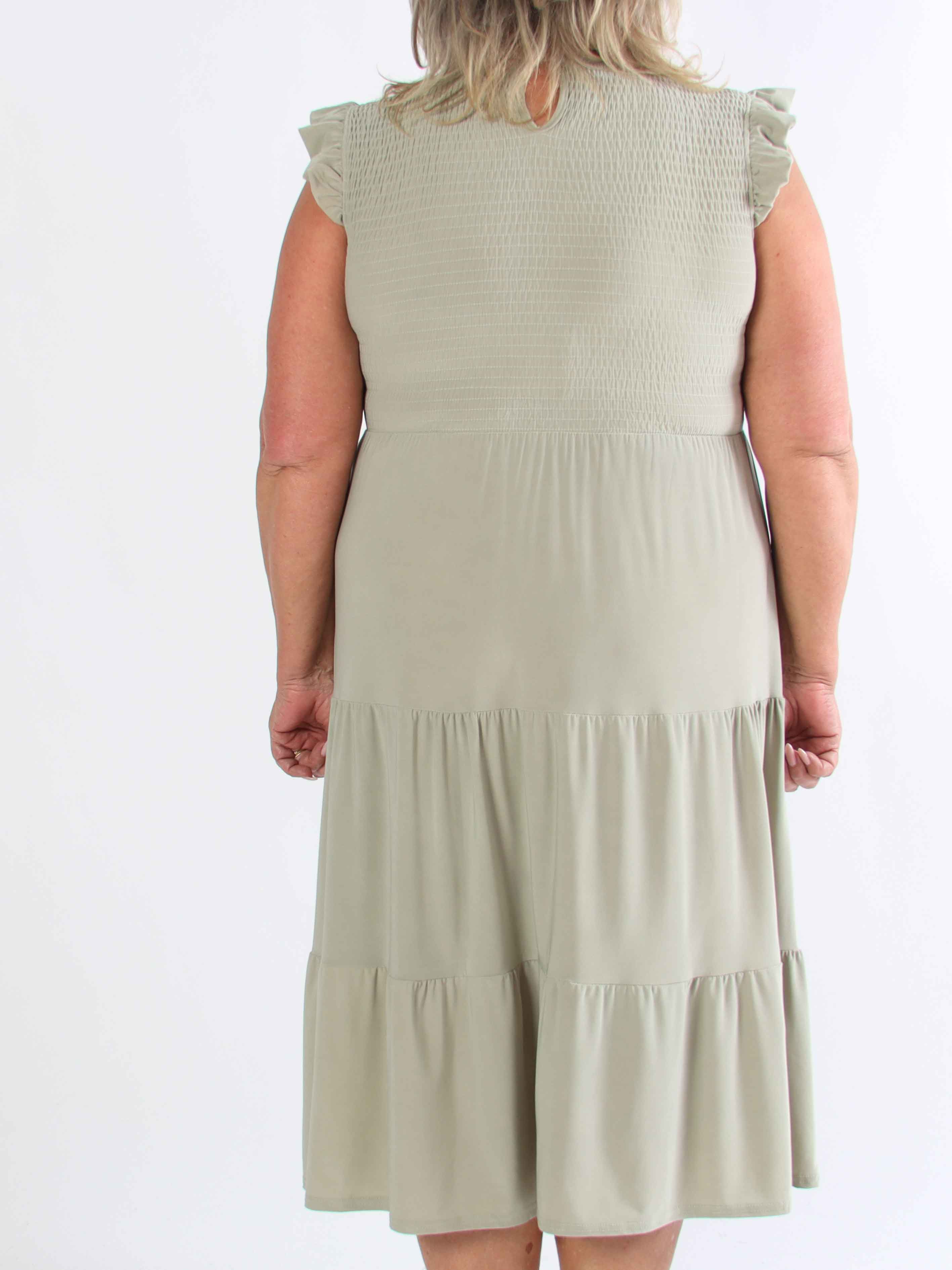 Kelly Sleeveless - Elastisk plus size-klänning med smockat bröst
